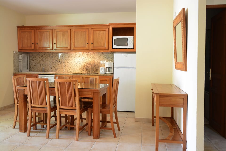 Apartment, 2 Bedrooms, Terrace, Garden View, for 6 people | Living area | 55-inch TV with satellite channels