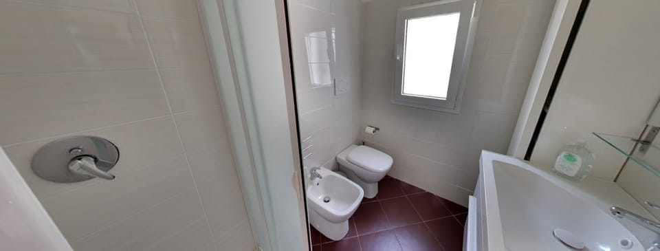 Shower, free toiletries, hair dryer, bidet