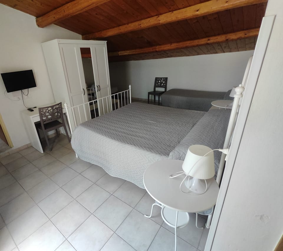 Classic Triple Room | Desk, free WiFi, bed sheets