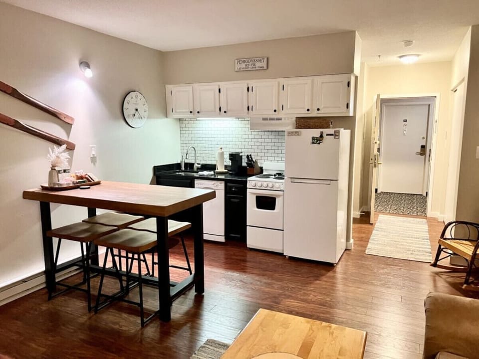 Full kitchen with all essentials