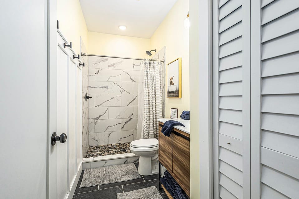 En suite master bathroom