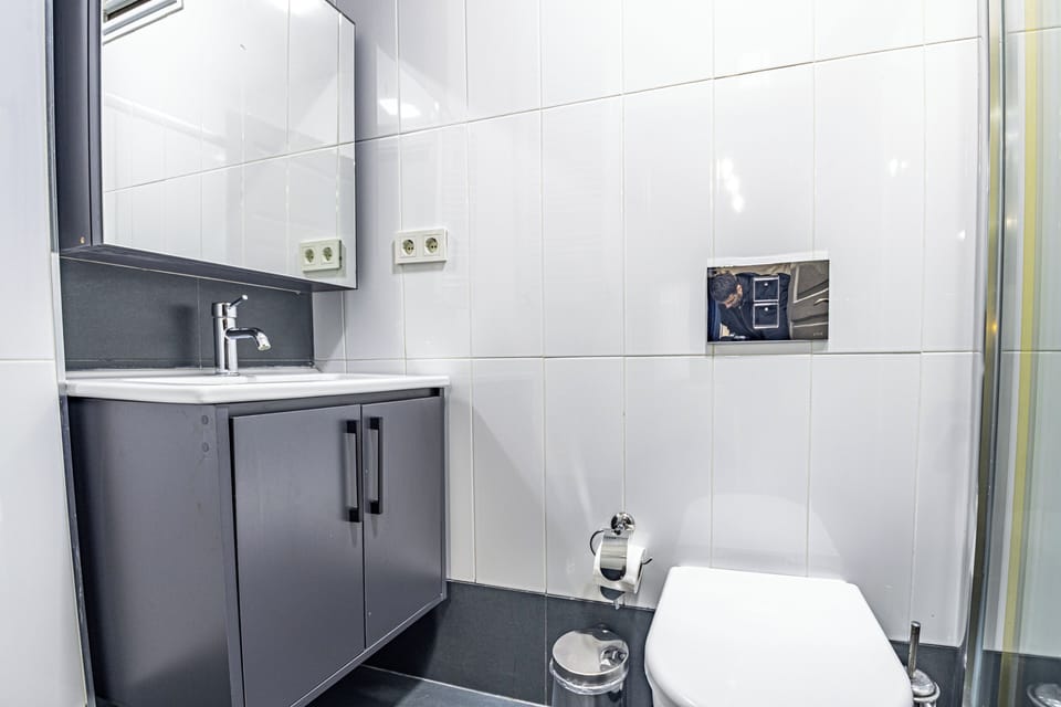 Room, 1 Bedroom, Balcony, City View | Bathroom