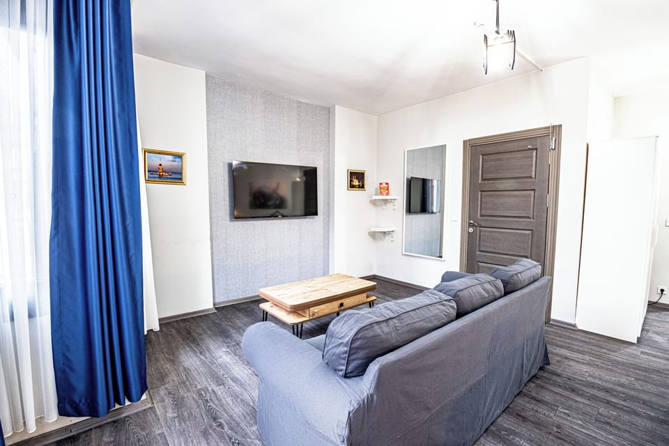 Room, 1 Bedroom, Balcony, City View | Living area
