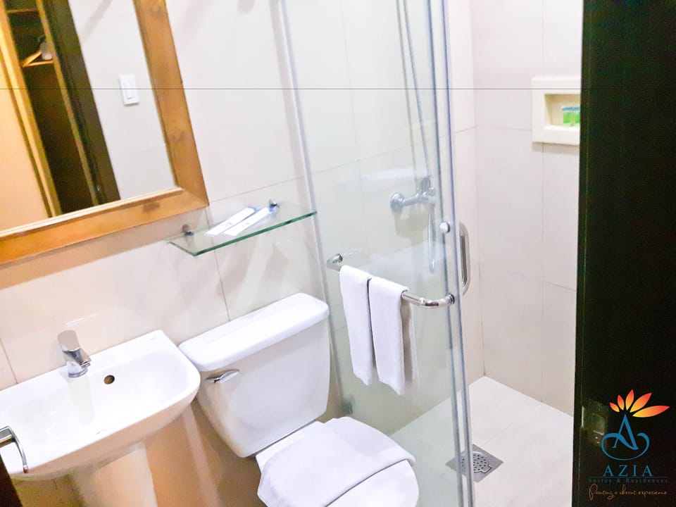 Shower, free toiletries, hair dryer, bidet