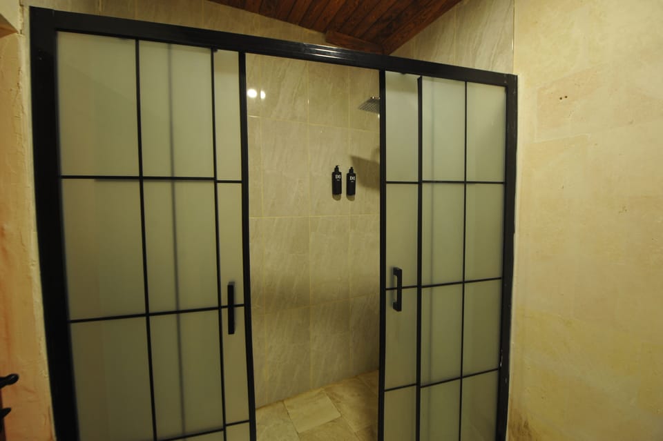 SAHMERAN ROOM | Bathroom | Shower, rainfall showerhead, hair dryer, towels