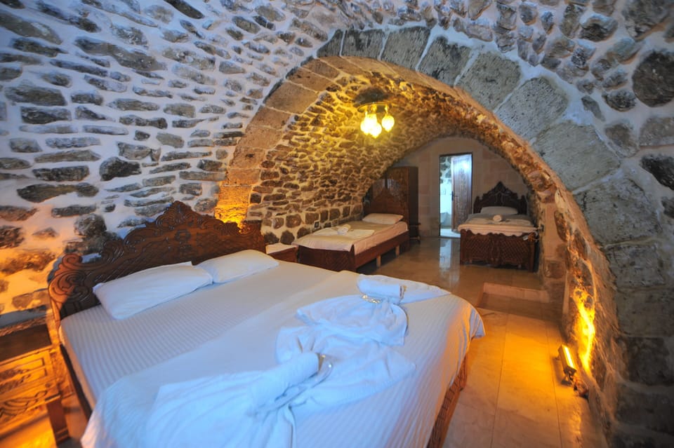 ARTUKHAN ROOM | Egyptian cotton sheets, premium bedding, memory foam beds, free WiFi