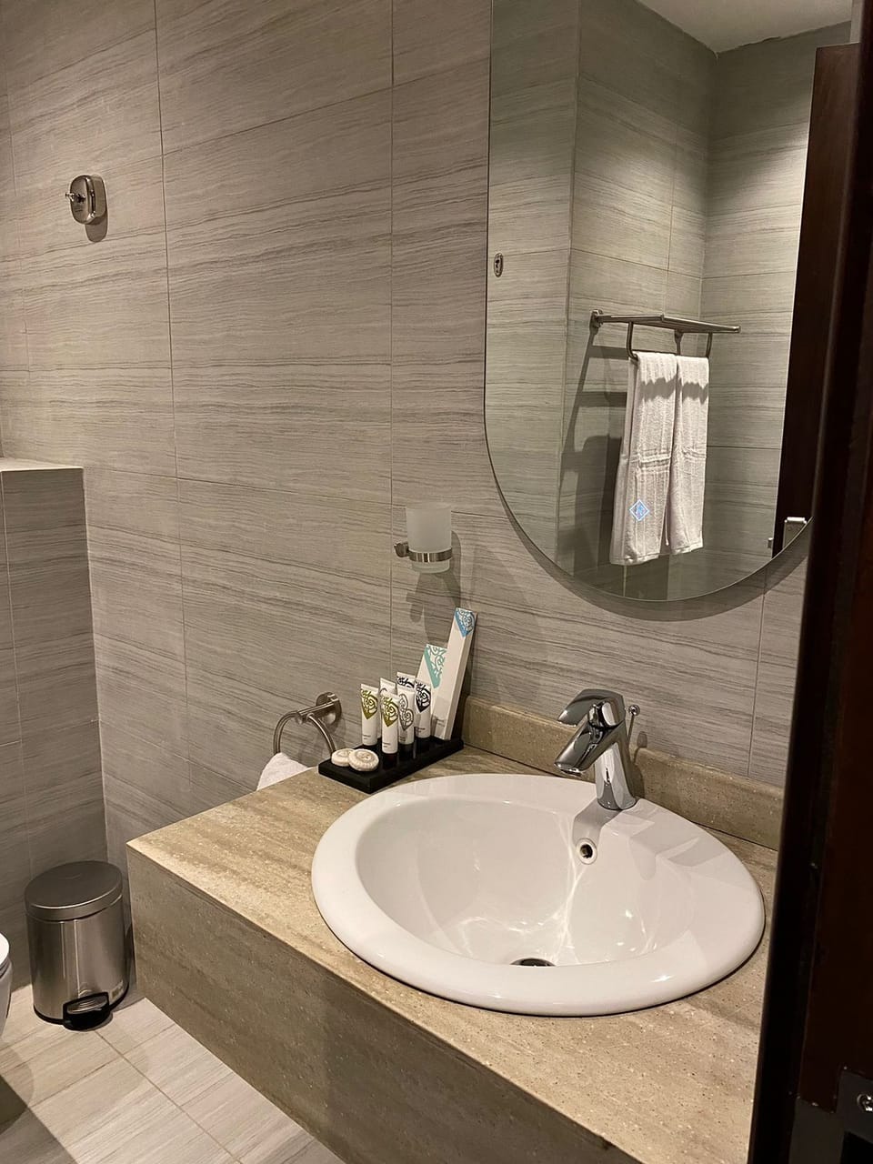 Deluxe Room, 1 King Bed | Bathroom | Shower, free toiletries, hair dryer, bathrobes