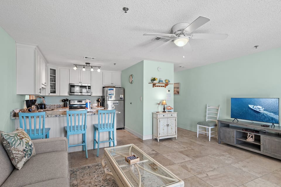 Living and kitchen area