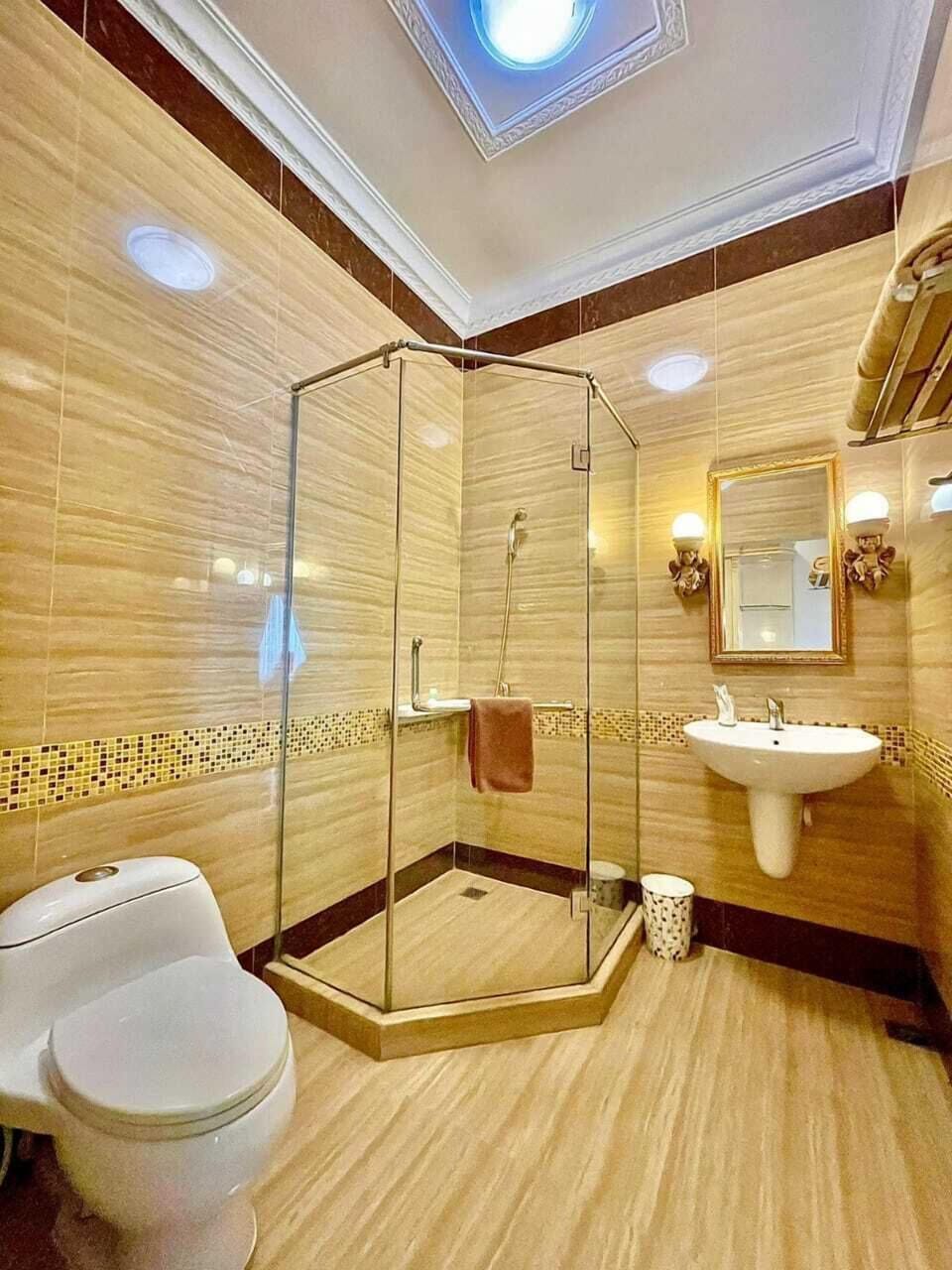 Grand Room | Bathroom | Shower, hair dryer (on request)