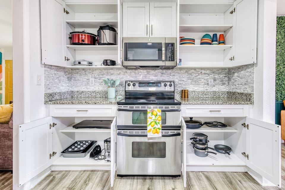 Fully stocked kitchen!