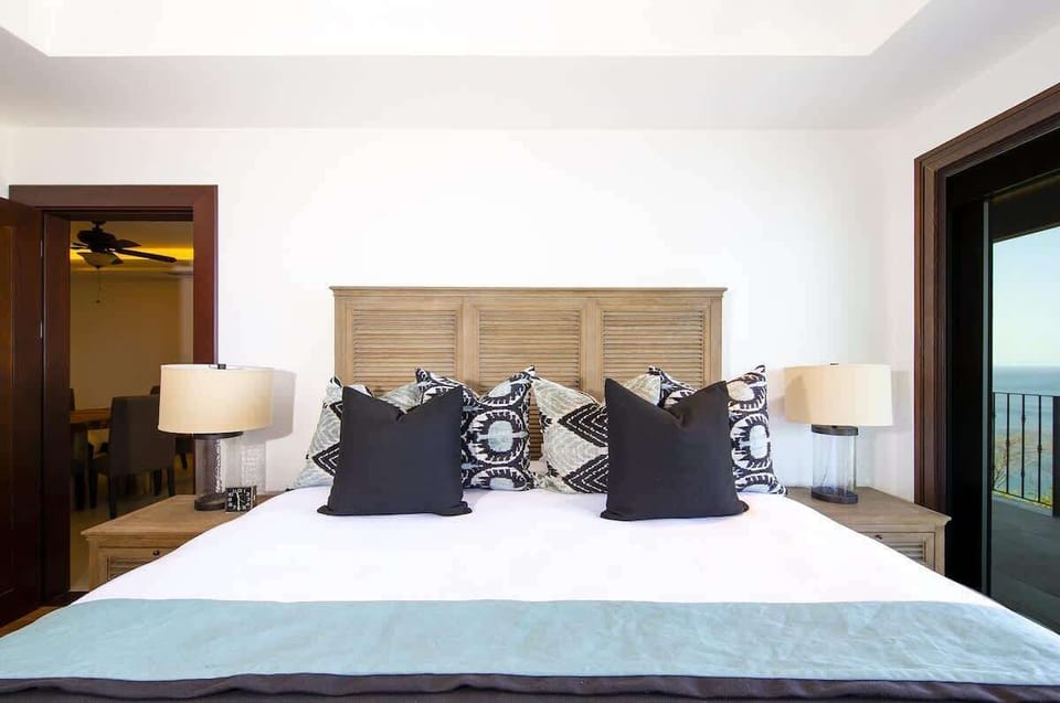 Guest bedroom, queen bed, private bathroom
