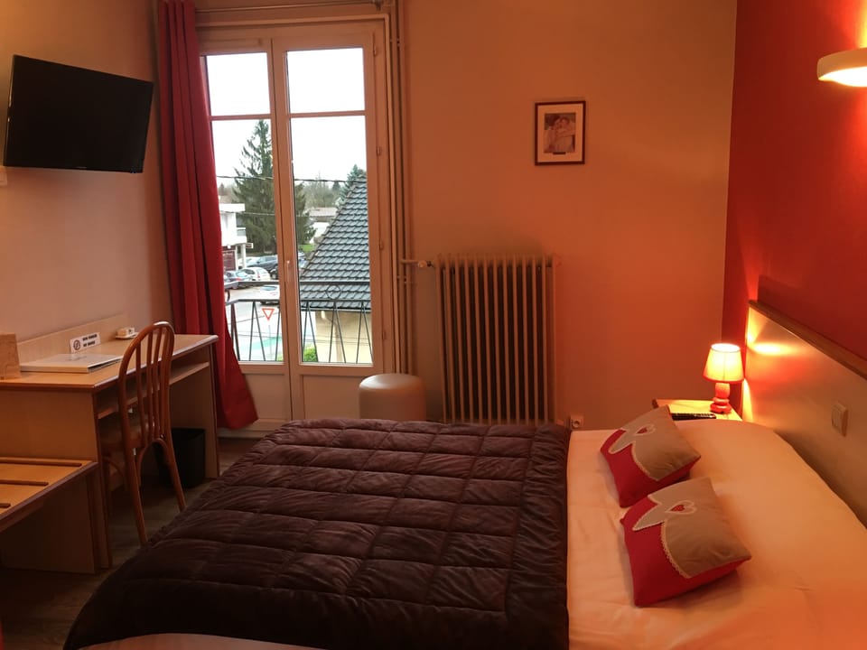 Family Room | Desk, laptop workspace, iron/ironing board, cribs/infant beds