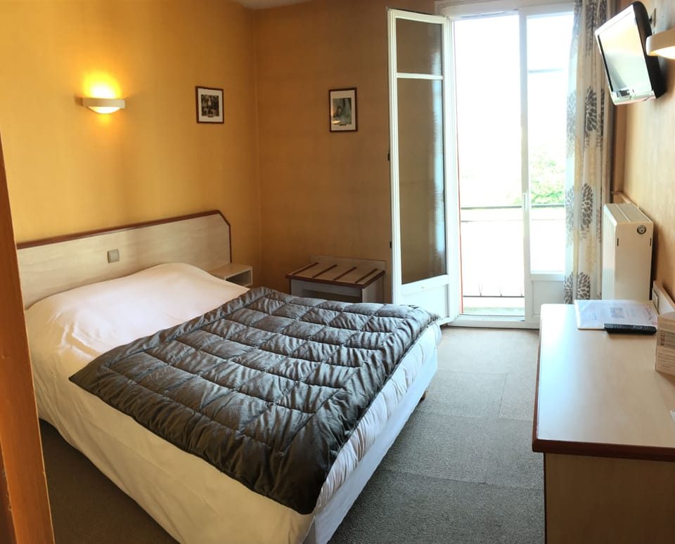 Double Room, Balcony | Desk, laptop workspace, iron/ironing board, cribs/infant beds