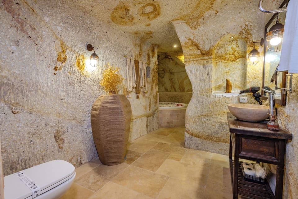 Honeymoon Suite, Jetted Tub | Bathroom | Designer toiletries, hair dryer, bathrobes, slippers
