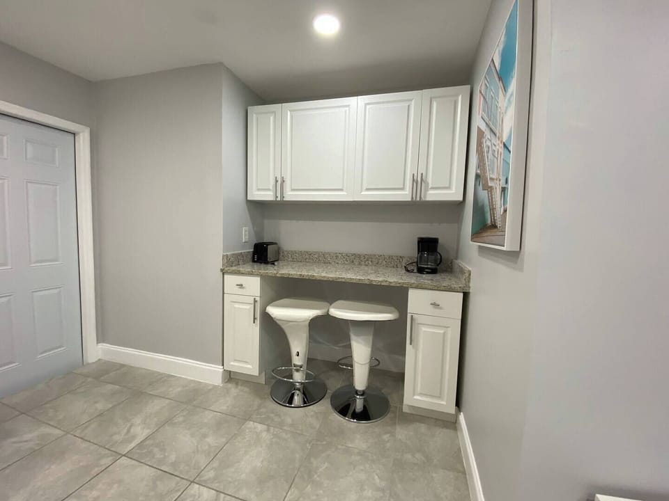 BAR AND EATING AREA.