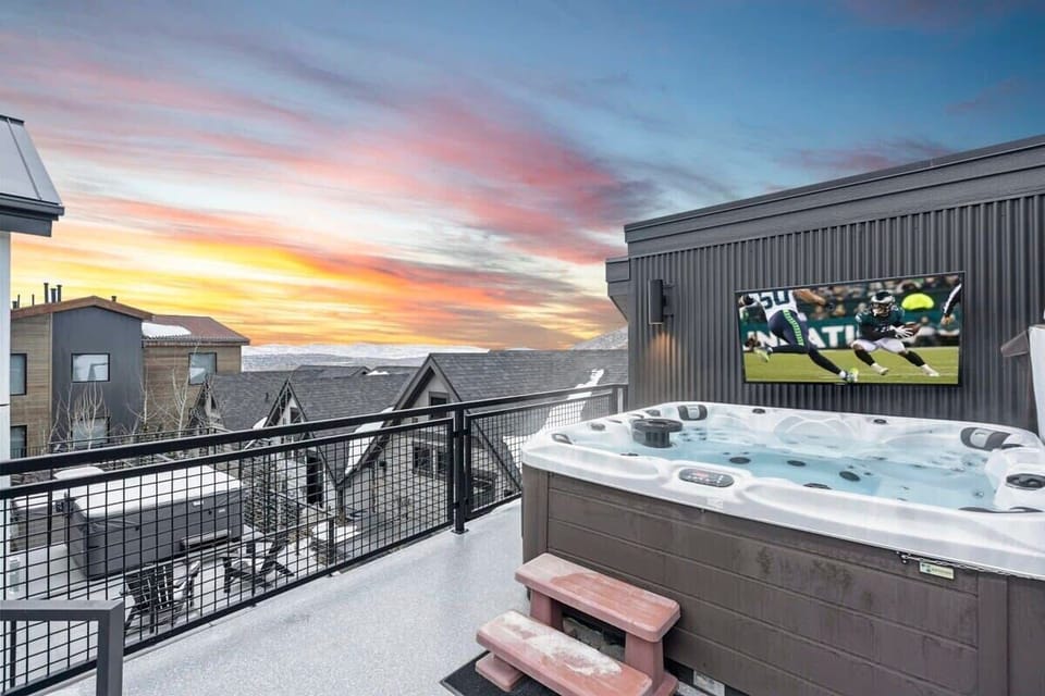 Enjoy sunsets or a night under the stars - rooftop deck with hot tub, TV