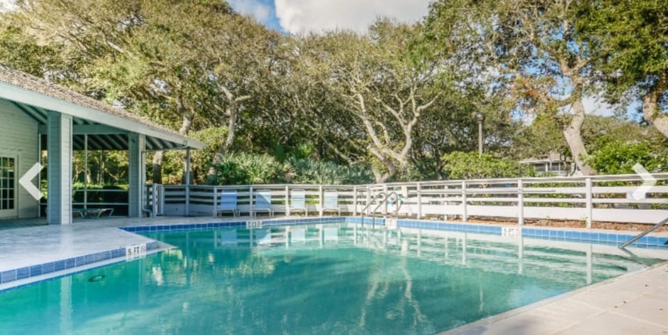 3 pools one is heated., shuffelboards, tennis courts, gym, sauna