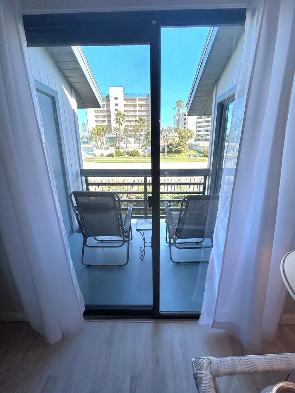 Private porch, listen to the waves.