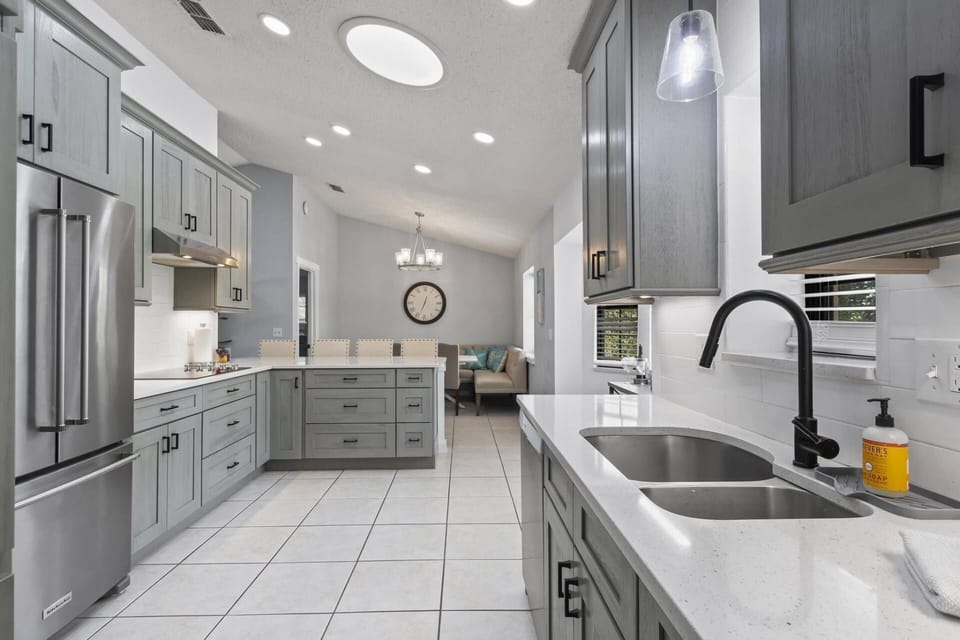 Beautiful Kitchen With Everything You Need