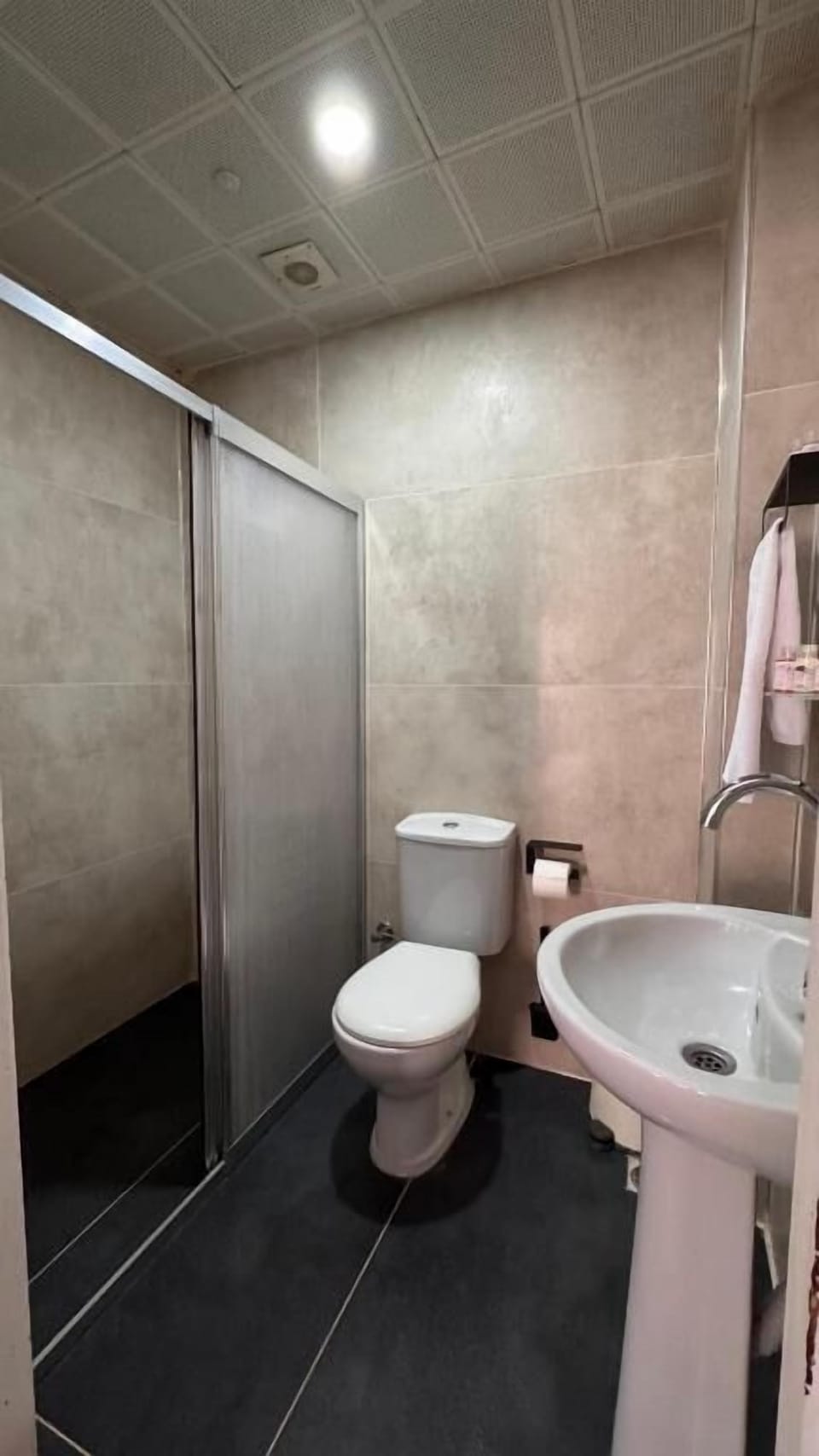 Deluxe Triple Room, River View | Bathroom | Free toiletries, hair dryer, slippers, bidet