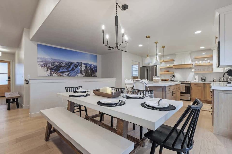 Dining and Kitchen area. Seating for you and all your guests. 