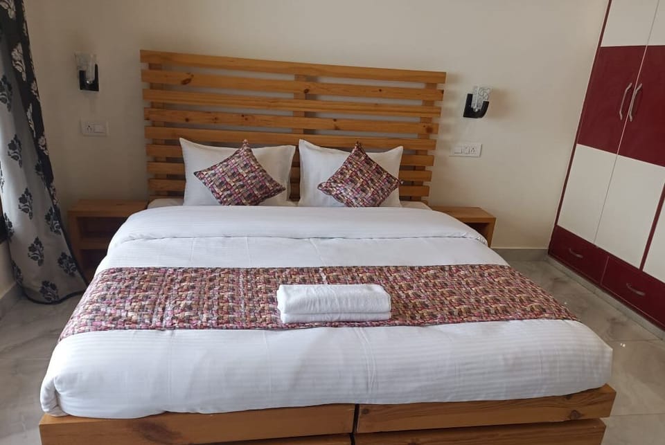 Premium Room, 1 Bedroom, Mountain View | Iron/ironing board (on request), WiFi (free)
