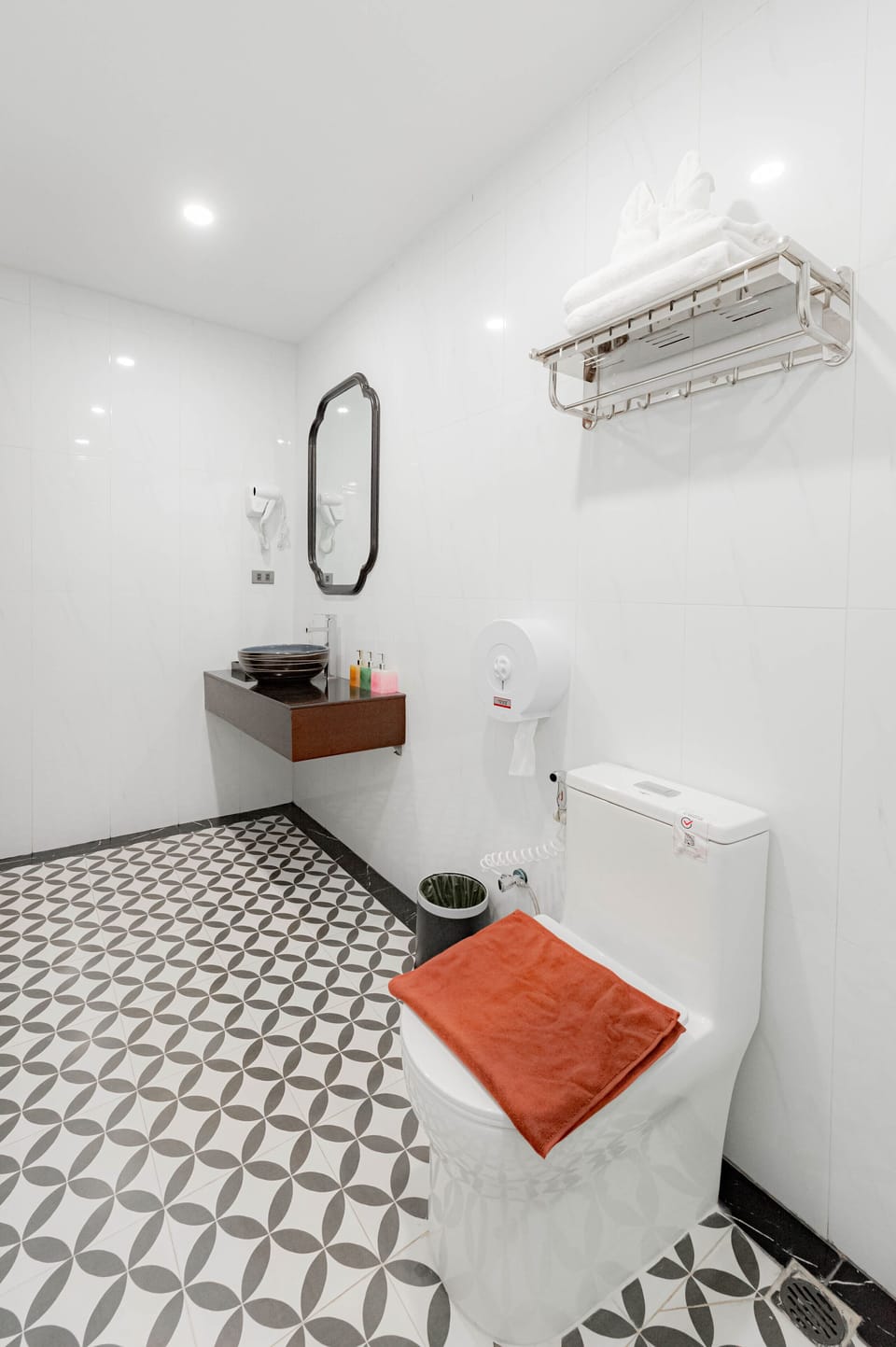Classic Double Room | Bathroom | Free toiletries, hair dryer, bathrobes, slippers