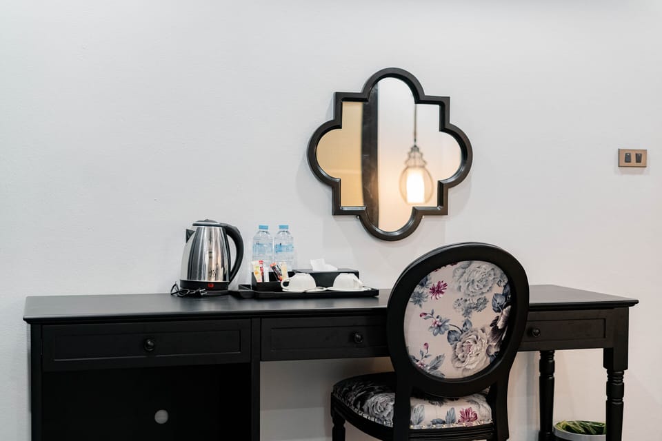Classic Twin Room | In-room safe, desk, blackout drapes, soundproofing