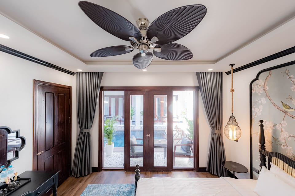 Classic Quadruple Room | In-room safe, desk, blackout drapes, soundproofing