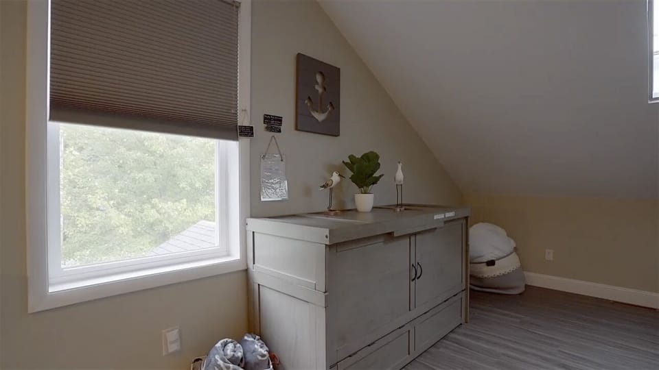 Murphy bed for additional sleeping space in Meda room. Also has air mattresses.