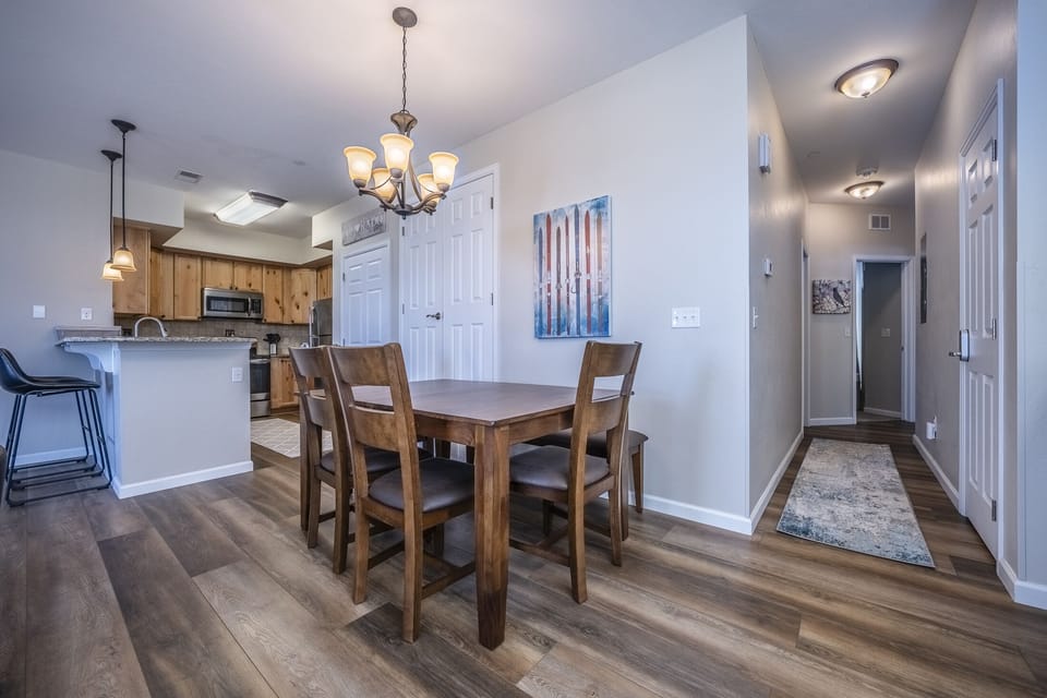 Dining Area - Dining area with seating up to 8
