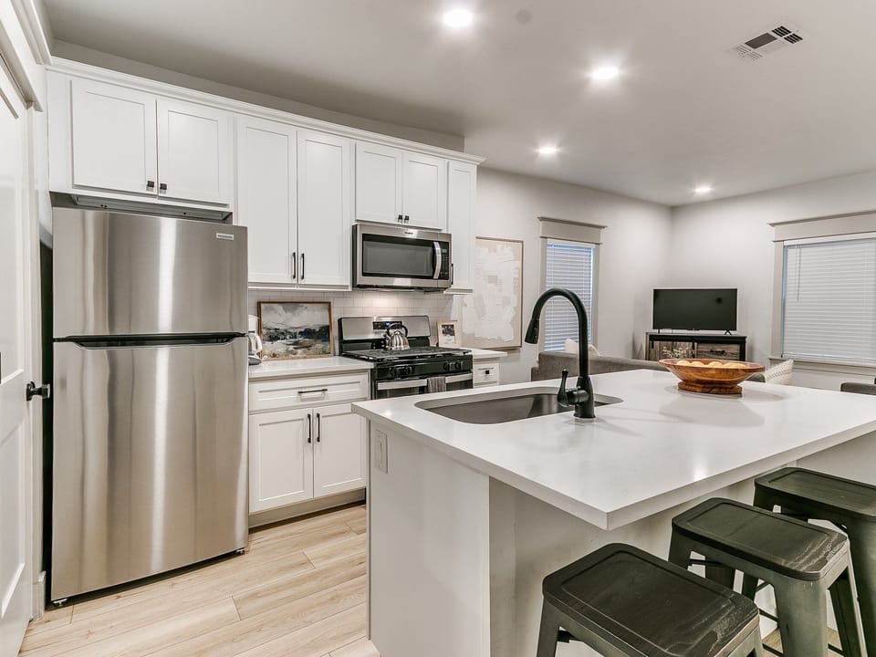 Full kitchen and with dishwasher