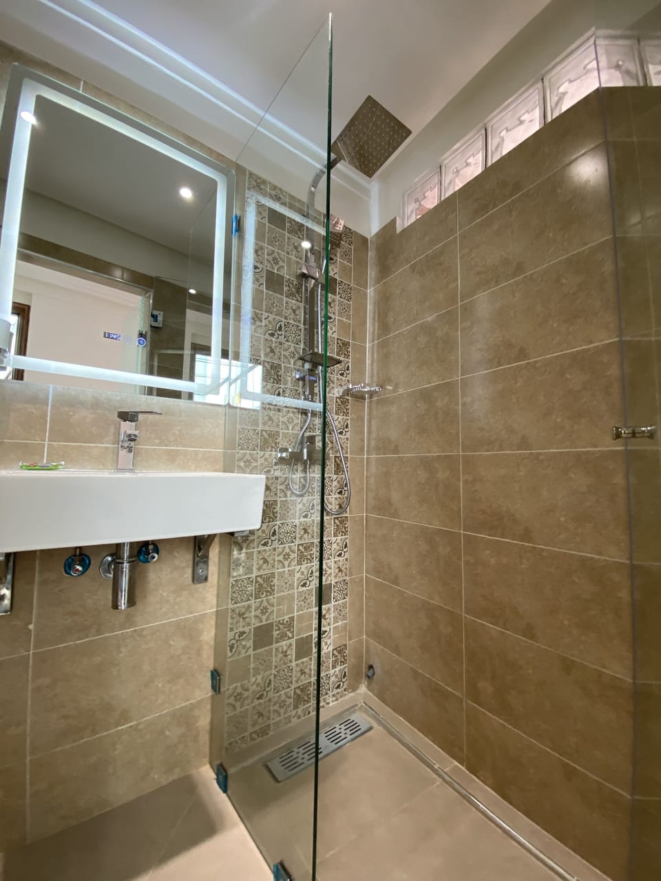 Deluxe Double Room | Bathroom | Shower, rainfall showerhead, free toiletries, hair dryer