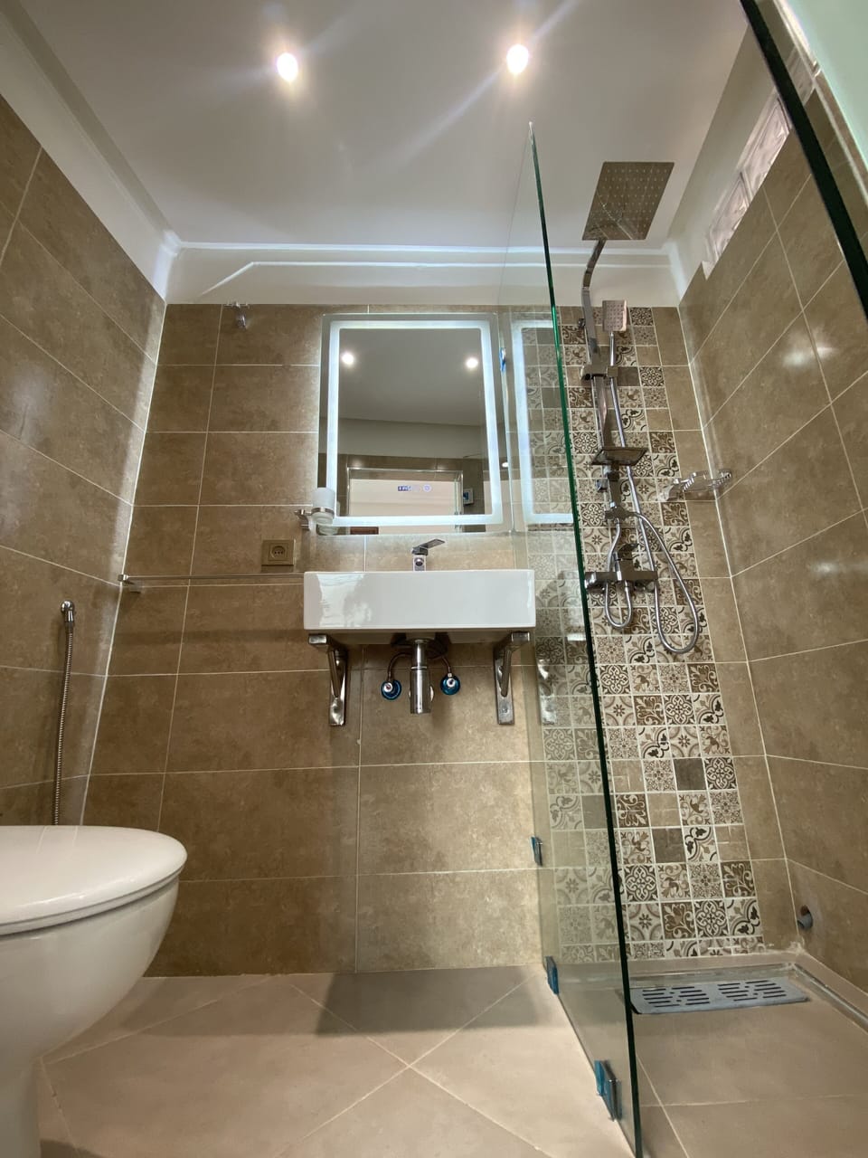 Shower, rainfall showerhead, free toiletries, hair dryer