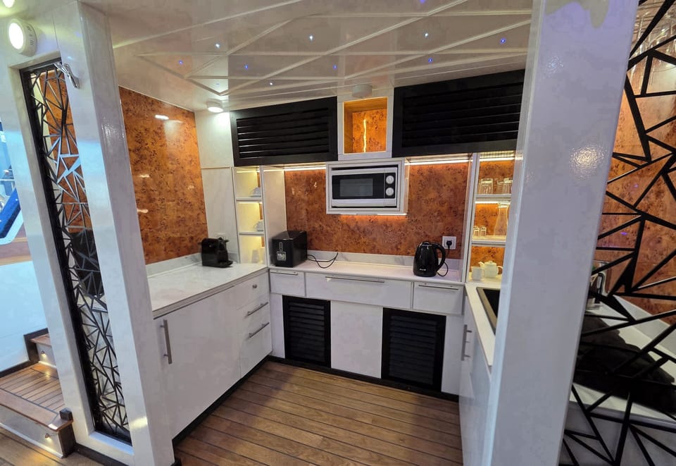 Deluxe Suite with Whirlpool Bath | Minibar, in-room safe, desk, iron/ironing board