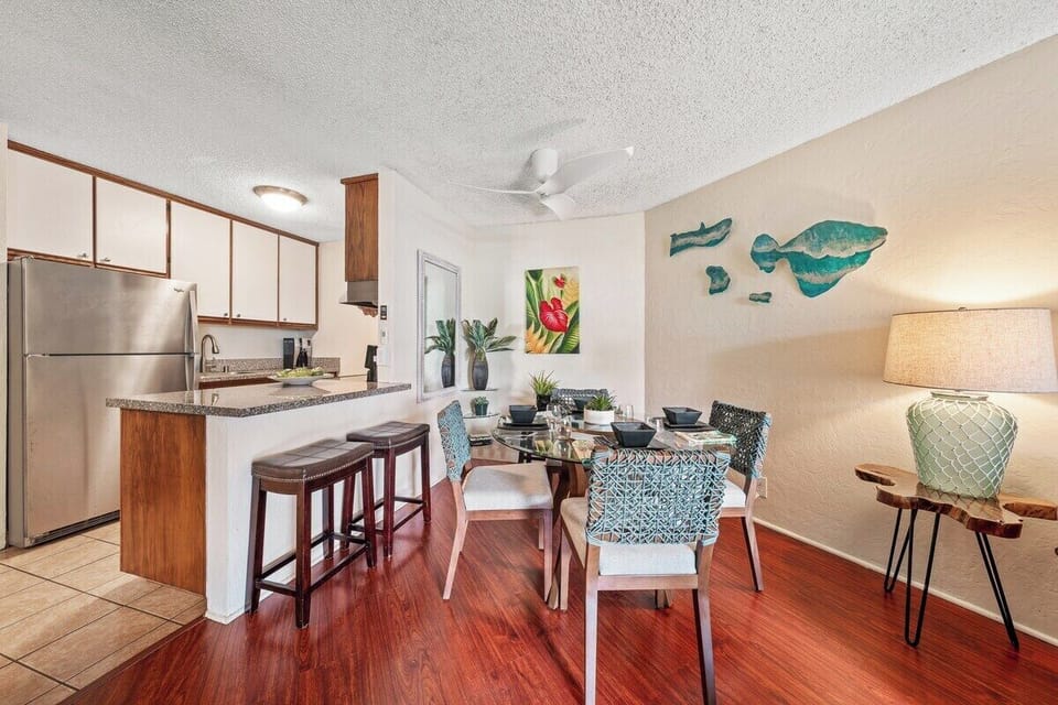 Bright dining space beside the kitchen, ideal for relaxed meals.