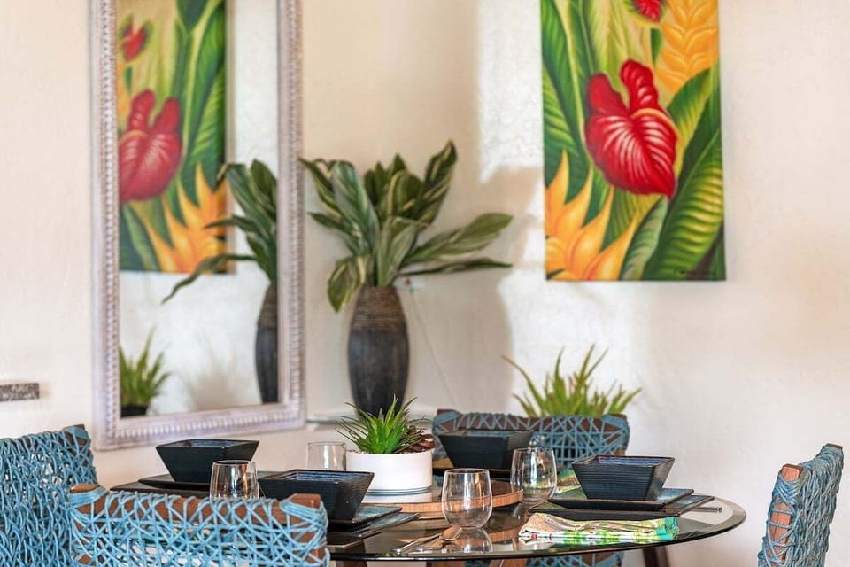 Tropical dining table centerpiece with island-inspired artwork accents.