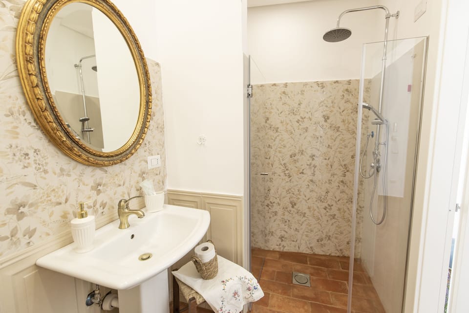 Luxury Double Room, 1 Double Bed, Private Bathroom | Bathroom | Shower, rainfall showerhead, free toiletries, hair dryer
