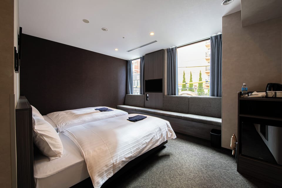 Universal Room, Non Smoking | In-room safe, iron/ironing board, free WiFi