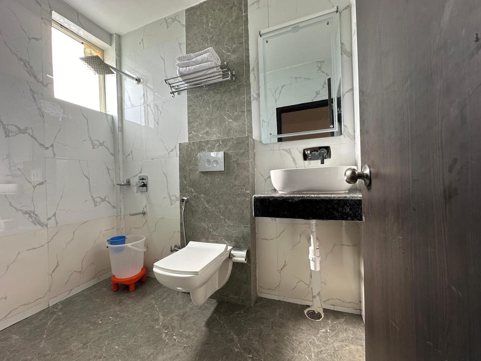 Shower, free toiletries, towels