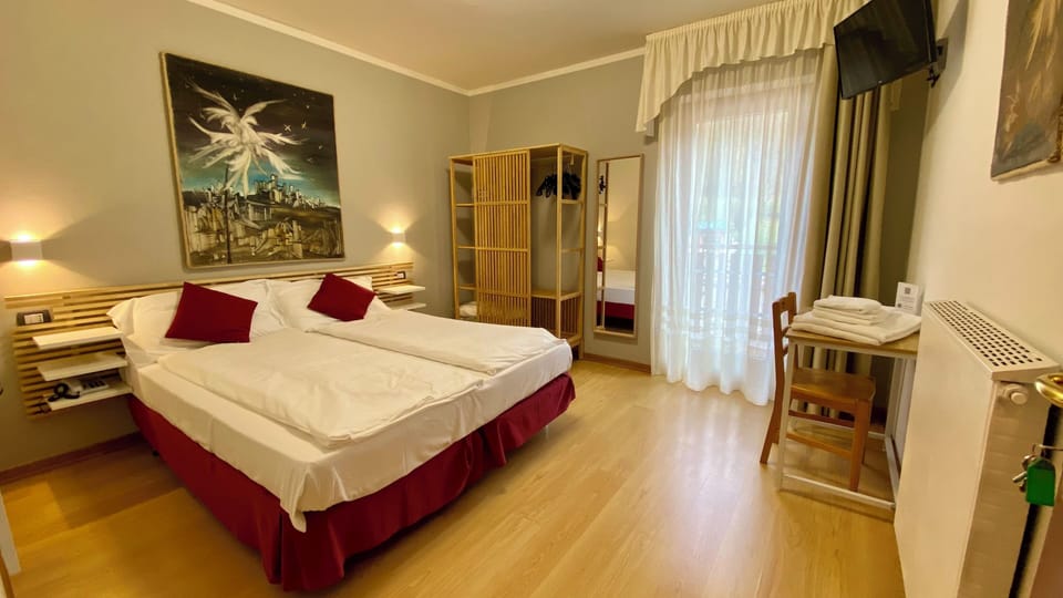 Standard Room | Hypo-allergenic bedding, down comforters, desk, free WiFi