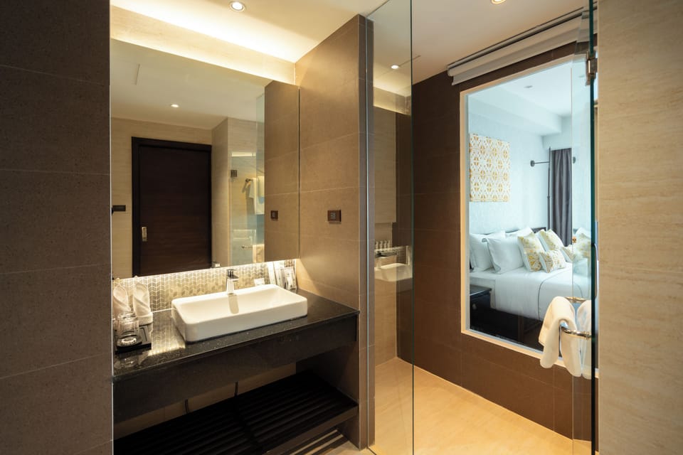Superior Room, 1 Double Bed | Bathroom | Separate tub and shower, deep soaking tub, free toiletries, hair dryer