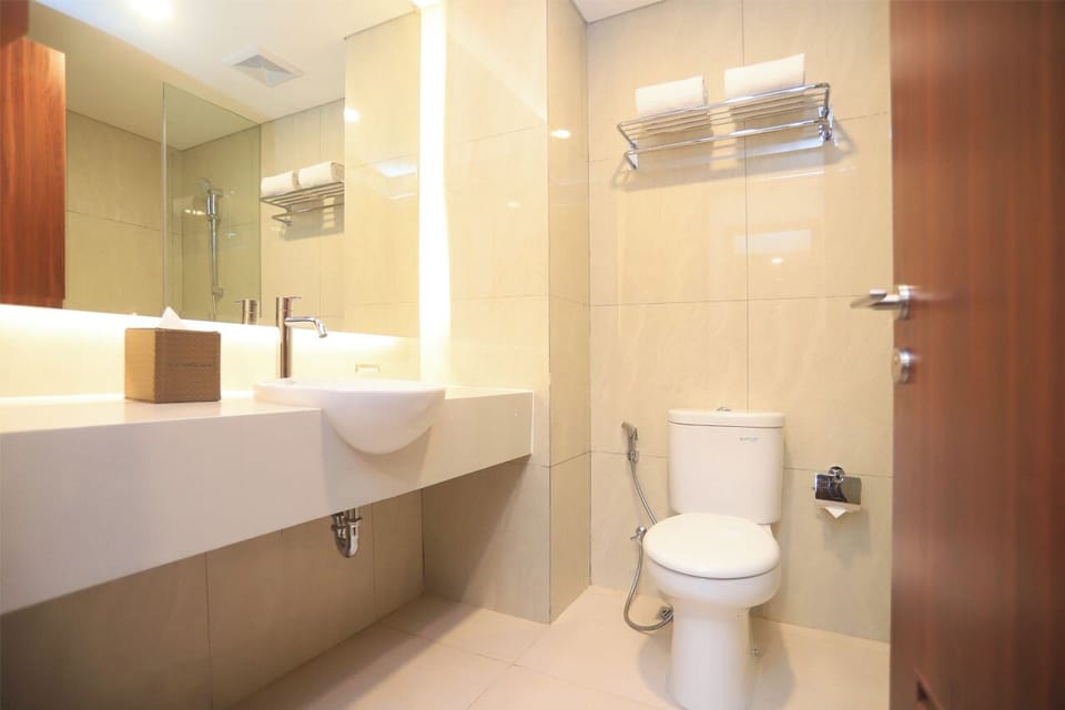 Shower, hydromassage showerhead, free toiletries, hair dryer