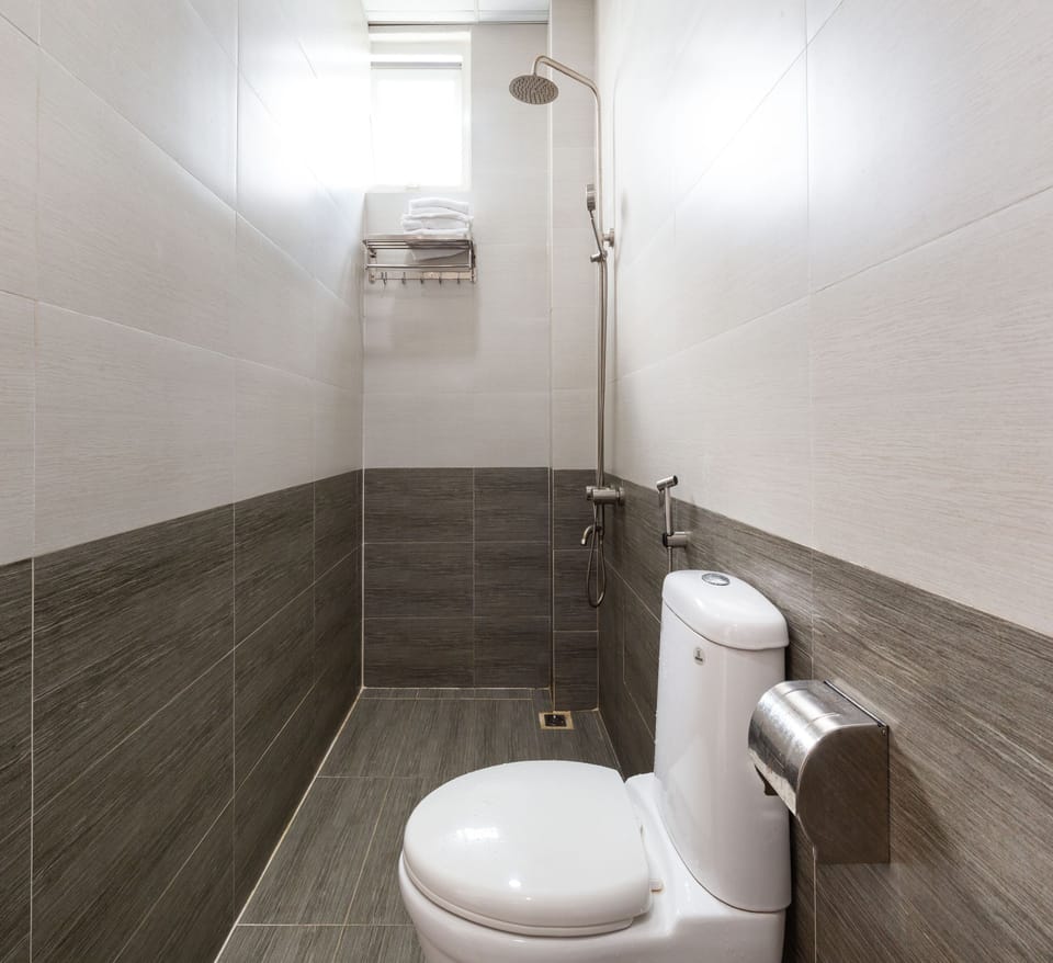 Family Quadruple Room | Bathroom | Shower, hair dryer, slippers, bidet