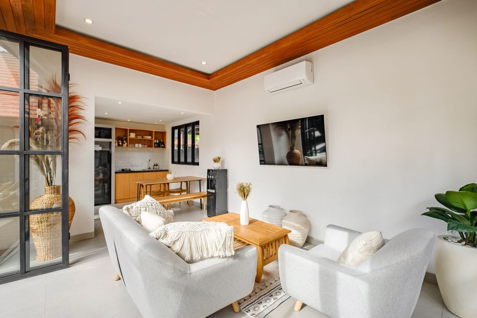 Deluxe Villa | Private kitchen | Fridge, microwave, stovetop, toaster