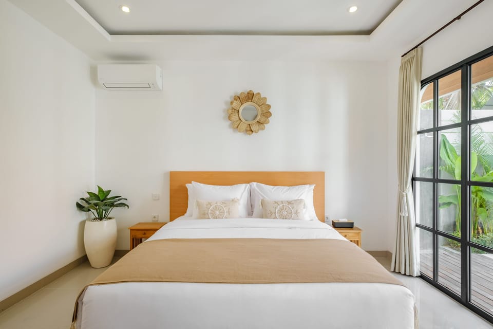 Deluxe Villa | Desk, bed sheets