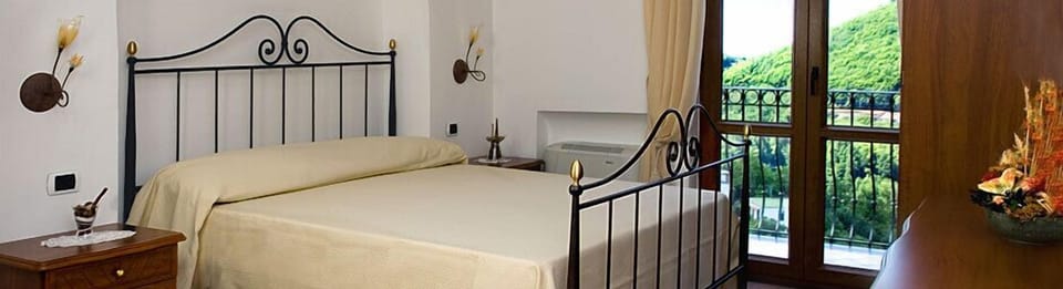 Double Room, Sea View | Minibar, in-room safe, desk, WiFi (free)