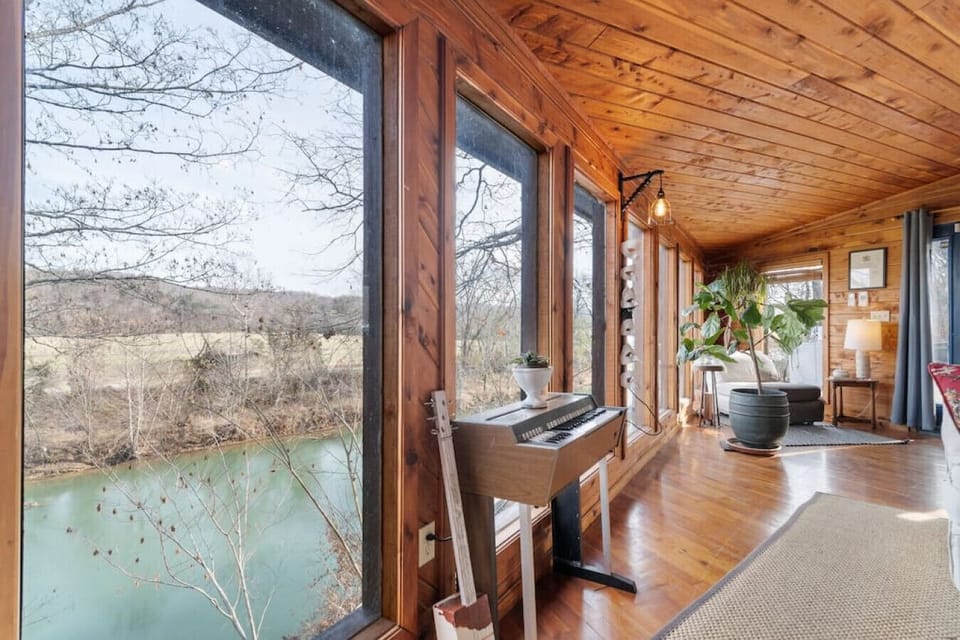 Cozy and spacious cabin with a beautiful view of the Buffalo River!