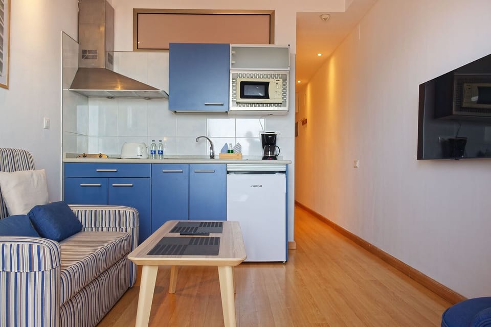 Apartment, 1 Bedroom, Ground Floor | Private kitchen | Fridge, microwave, stovetop, coffee/tea maker