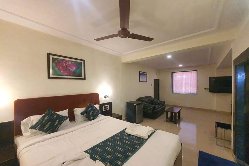 In-room safe, desk, WiFi (free)